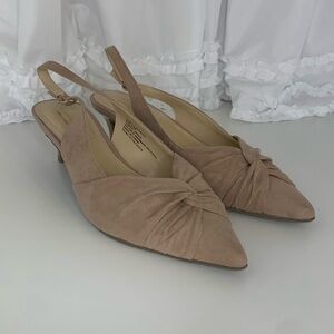 Liz Claiborne Quinlee Blush & Gold Knot Point Toe Strap Back Kitten Heel Sz 8.5